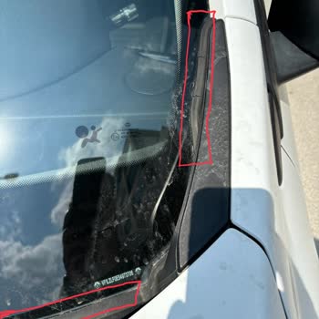 Renault Fluence İcon Aracımın Ön Cam Bakaliti Birçok Yerinden Çatladı.