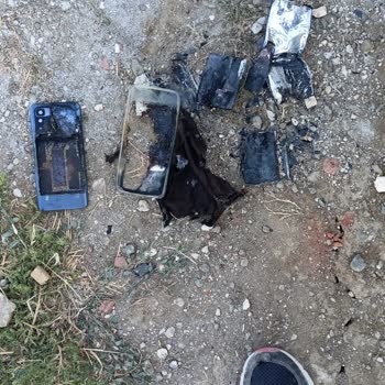 Xiaomi Durduğu Yerde Patlayan Telefon