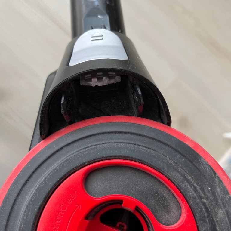 Bosch Unlimited 7 Dik Süpürgenin Kırılan Toz Haznesi Mandalı