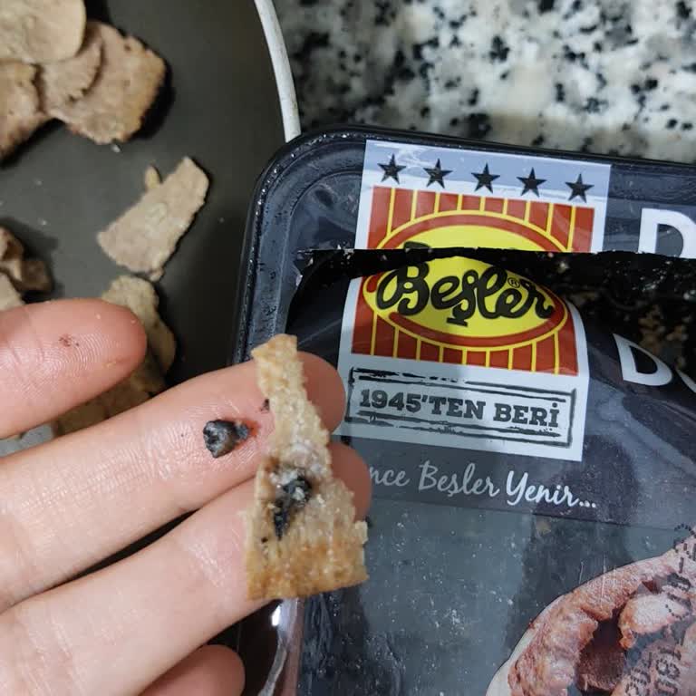 Beşler Dana Kıyma Döner' İn İçinden Çıkan Siyah Cisimler