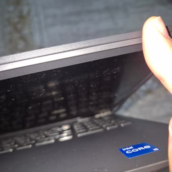 Dell Laptop Menteşe Kırılması