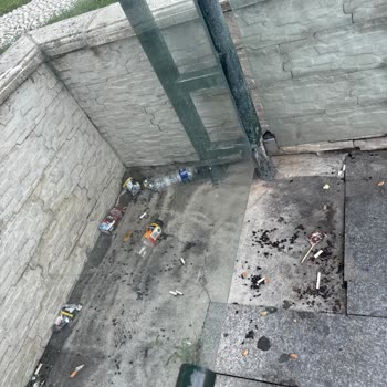İstanbul Büyükşehir Belediyesi Matbaacılar Sitesi Durağında Çöp Sorunu