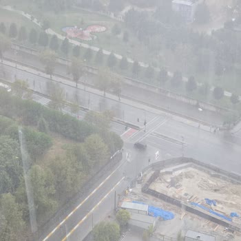 Küçükçekmece Belediyesi Taşan Rögar Kapağına Müdahale Edilmemesi