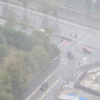 Küçükçekmece Belediyesi Taşan Rögar Kapağına Müdahale Edilmemesi