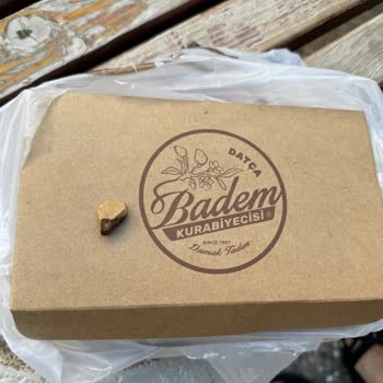 Damak Tadım Pastanesi Datça Badem Kurabiye İçerisinden Çıkan Taş!
