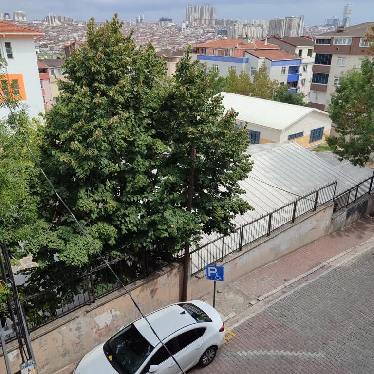Esenyurt Belediyesi Okul Bahçesinde Okula Zarar Verenler Her Akşam Tekrarlanan Olay