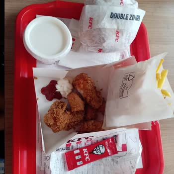 KFC Görseldeki Menü İle Yarı Yarıya Küçük Gelen Menüler