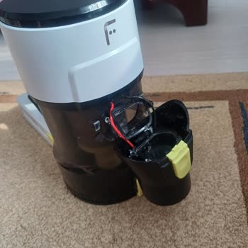 Fakir 4048 Şarjlı Dikey Süpürge Toz Haznesi Boru Girişi Dağıldı