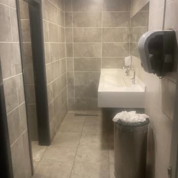 Köfteci Yusuf Akçakoca Şubesinde Tuvalet Temizliği Sorunu