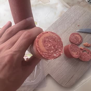 Torku Sucuk İçinden Ne Olduğu Belli Olmayan Bir Şey Çıktı