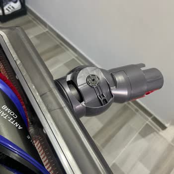 Dyson V15 Detect Total Clean Anti Tangle Tekerinin Vidasının Kırılması