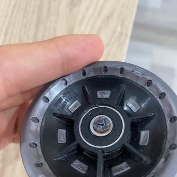 Dyson V15 Detect Total Clean Anti Tangle Tekerinin Vidasının Kırılması