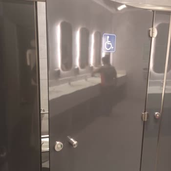 Agora AVM (İzmir - Adapazarı - Antalya) İzmir Agora Alışveriş Merkezi Engelli Tuvaleti