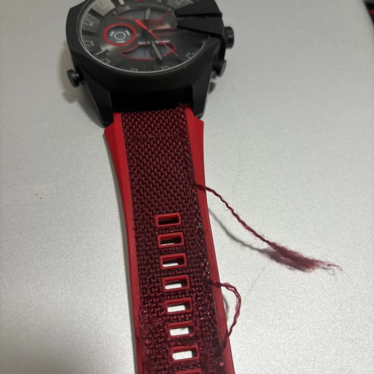 Деформация ремешка часов Diesel DZ 4551