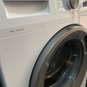 Beko Çamaşır Makinesi Kapağı Renk Attı