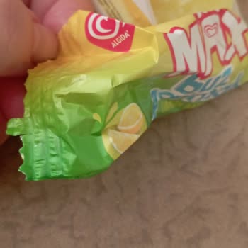 Algida Buz Parmakta Siyah Parçalar