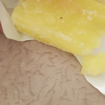 Algida Buz Parmakta Siyah Parçalar