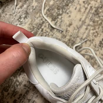 Guess Kullanılmış Ayakkabı Gönderdi