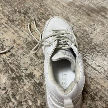 Guess Kullanılmış Ayakkabı Gönderdi