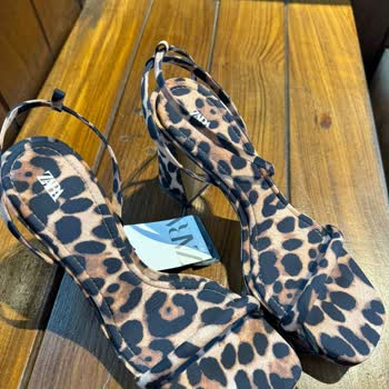 Zara Müşteri Destek Bekliyor