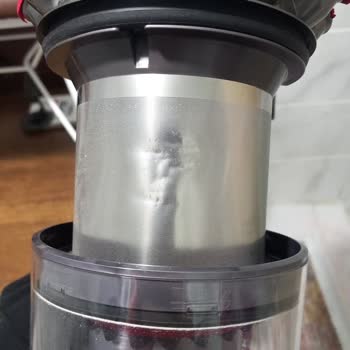 Dyson V15 Süpürge Filtre Eğilmesi