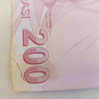 Yapı Kredi Bankası ATM'si Yırtık, Ekli, Tanımsız Para Veriyor.