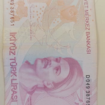 Yapı Kredi Bankası ATM'si Yırtık, Ekli, Tanımsız Para Veriyor.