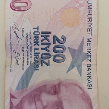 Yapı Kredi Bankası ATM'si Yırtık, Ekli, Tanımsız Para Veriyor.