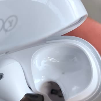 Kalitesiz Malzeme: QCY Ailybuds Pro+ Kulaklıkta Kendiliğinden Oluşan Siyah Lekeler!