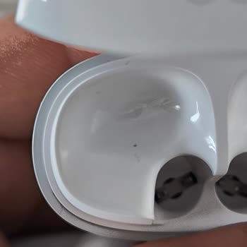 Kalitesiz Malzeme: QCY Ailybuds Pro+ Kulaklıkta Kendiliğinden Oluşan Siyah Lekeler!