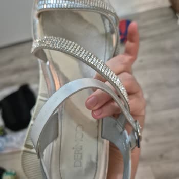 Derimod Ayakkabılarının Birkaç Gün Kullanım Sonucunda Rengi Atıyor