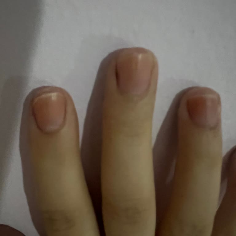 Flormar Happy Colors Tropic Brown Лак оставляет оранжевые пятна на ногтях