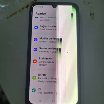 Samsung Telefon Şarj Ederken Parlak Parlak Çizgiler
