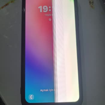 Samsung Telefon Şarj Ederken Parlak Parlak Çizgiler