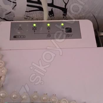 Hotpoint Indesit Derin Dondurucu Üç Sarı Işığın Yansıması!