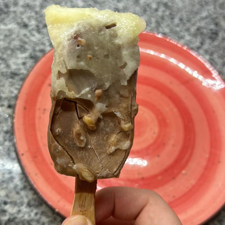 Magnum Dolaptan Çıkan Dondurma Benzeri Şey