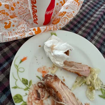 Popeyes Tavukları Çiğ Pişmemiş