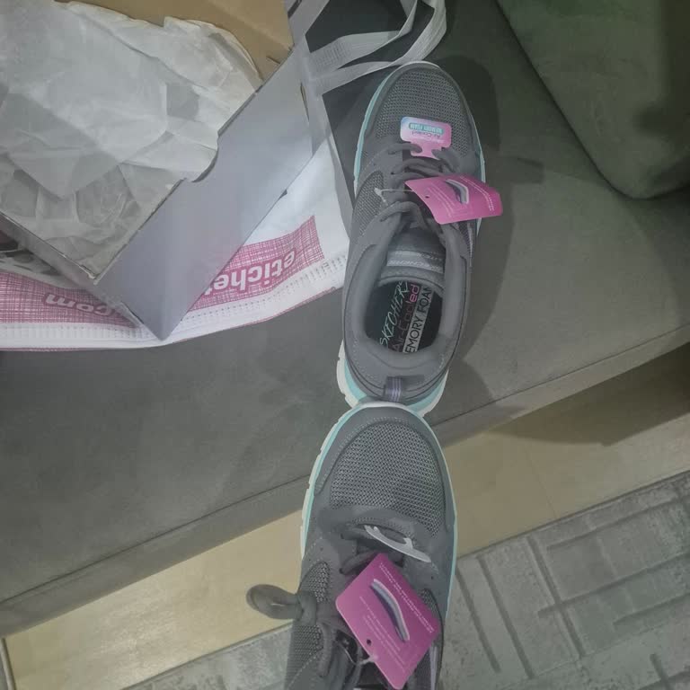 Kentplaza AVM Etichet Sports Ayakkabıların 2 Si De Sağ Ayak