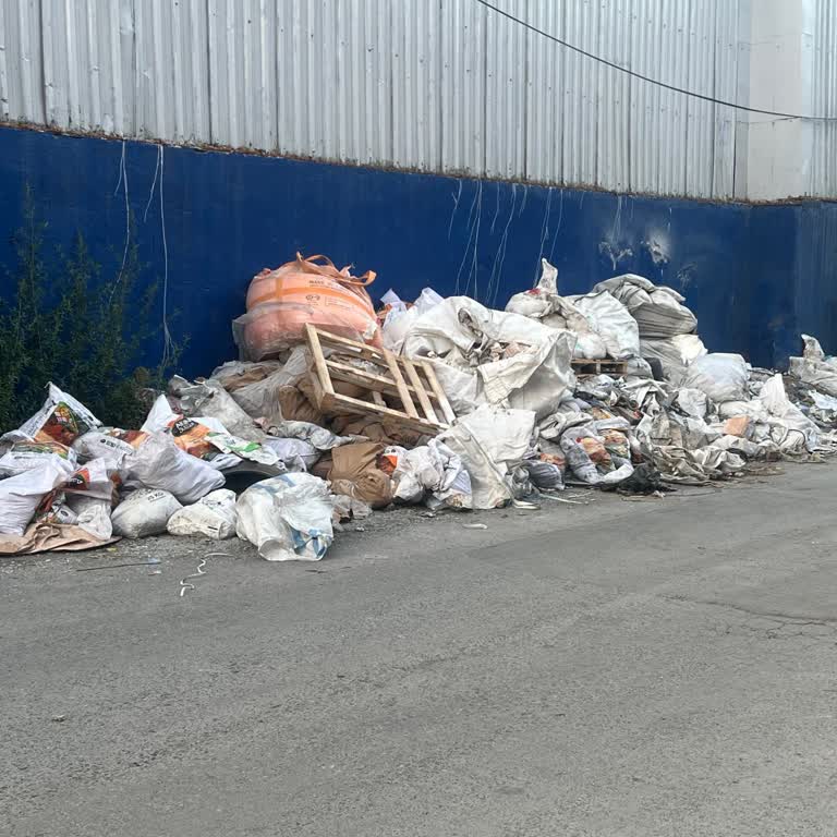 Sultangazi Belediyesi Cadde Ortasında Çöp