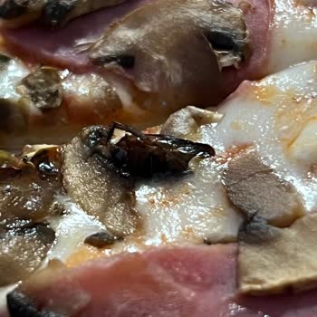 Harras Mantarlı Jambonlu Böcekli Pizza