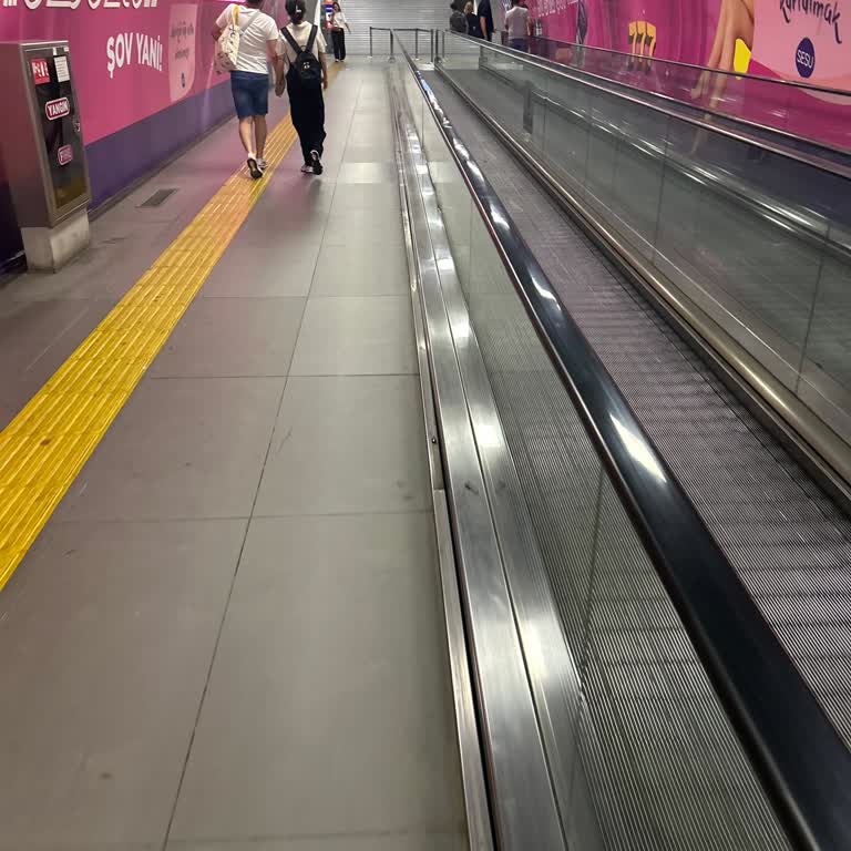 Zorlu Center İstanbul Zincirlikuyu Metro Yürüyen Yollar