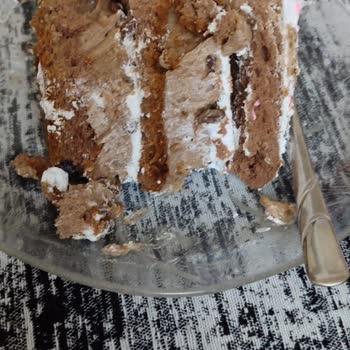 La Paste Sera 12 Kişilik Pastanın İçinden Fındık Ve Fıstık Yerine Karton Çıktı!