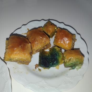 Tatlım Sıcak Tatlı Baklava Baklava Diye Aşırı Derece Gıda Boyası Kullanılmış!
