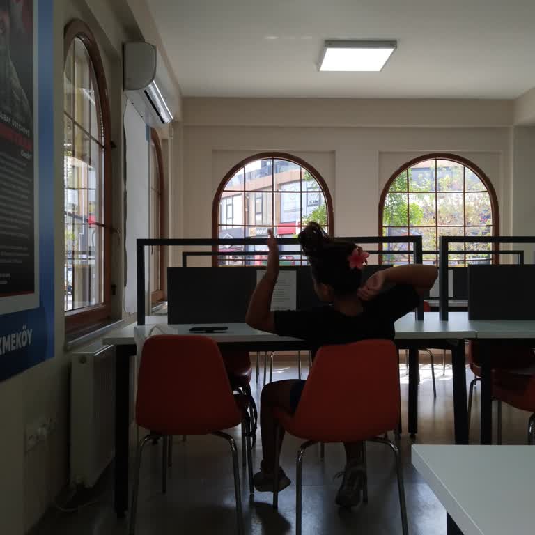 Çekmeköy Belediyesi Kütüphane De İnsanlar Sıcaktan Bunalıyor.