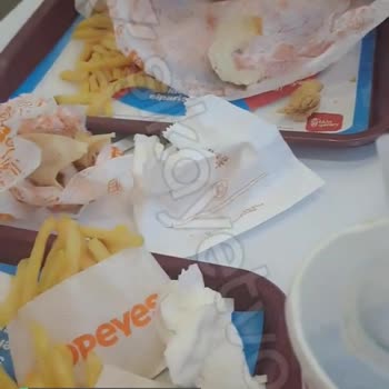 Popeyes Kötü Pişirim Ve Somurtkan Servis!