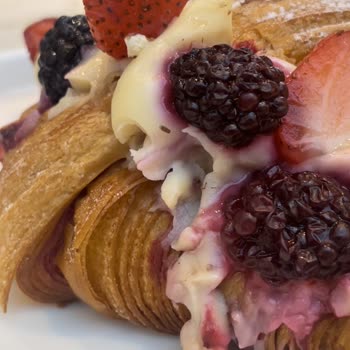 Lime Alaçatı İstinyepark Mağazasında Meyveli Kruvasan Üstünde Böcek!