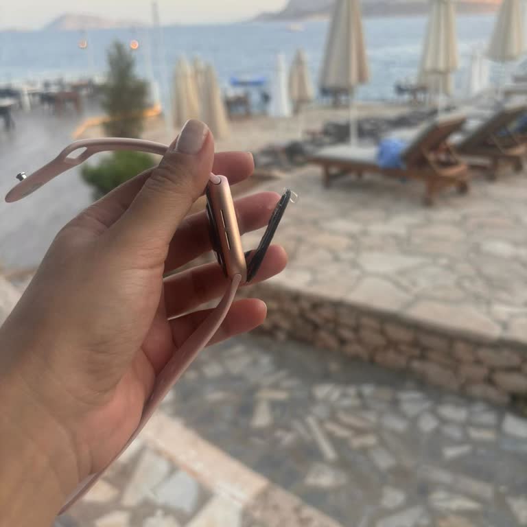 iPhone Apple Watch'un İlk Suyla Temasında Ekranı Çıktı