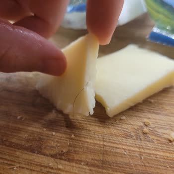 BİM Binvezir Peynirden Saç Çıktı