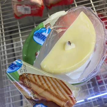 BİM Tost Kaşar Peynirin İçinden Yabancı Bir Parça Çıktı?