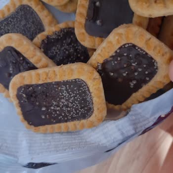 Eti Burçak Karam Bisküvisinden Garip Şeyler Çıktı!